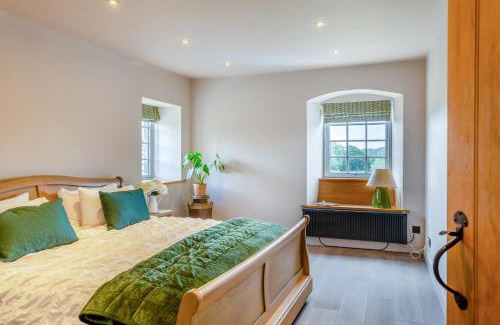 Fence House | 5 Bed in Wigglesworth oc-w32112