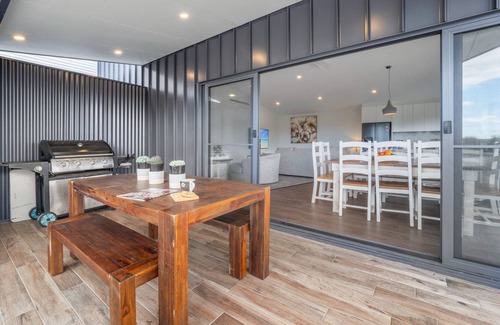 Jindabyne House | Family-Friendly 5 Bed Chalet with Spa in Snowy Mountains