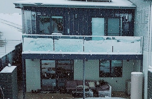 Jindabyne House | Family-Friendly 5 Bed Chalet with Spa in Snowy Mountains