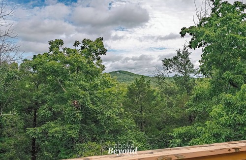 Branson House | 5 bed Mountain View Retreat | Private Pool | Quiet 8 Acres!