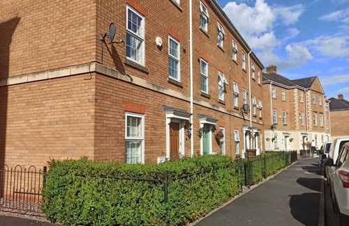 Dickens Heath House | Pet-Friendly 5-Bed Home with Spa & Hot Tub for Crofts