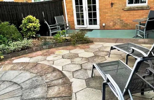 Dickens Heath House | Pet-Friendly 5-Bed Home with Spa & Hot Tub for Crofts