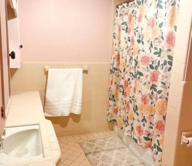 West Monroe House | Cozy 5-Bed Pink House Near Sports Center - Pet Friendly