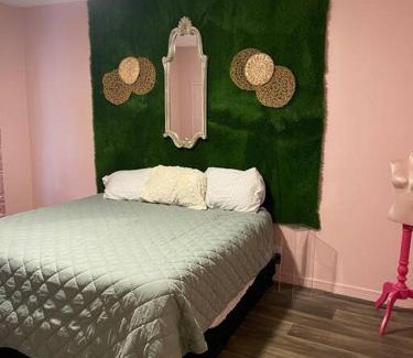 West Monroe House | Cozy 5-Bed Pink House Near Sports Center - Pet Friendly