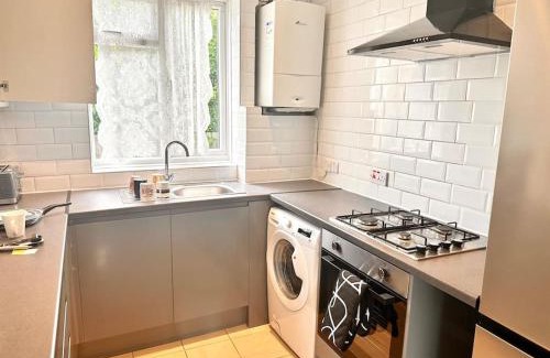 Lee Apartment | Family-Friendly 5-Bed Property in SE12 for Memorable Stays