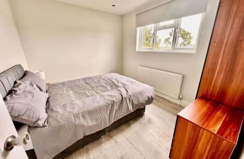 Lee Apartment | Family-Friendly 5-Bed Property in SE12 for Memorable Stays