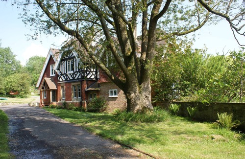 Warnham House | Idyllic 5-Bed Retreat with Pool in Private Garden Oasis