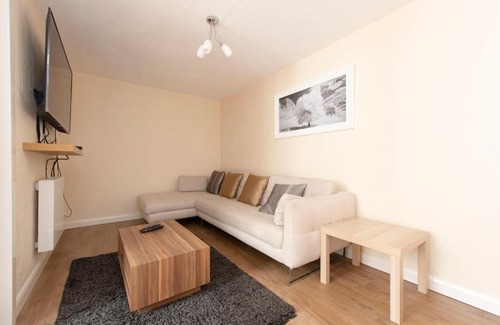 Thamesmead East Apartment | Family-Friendly 5 Bed Town House Perfect for Groups