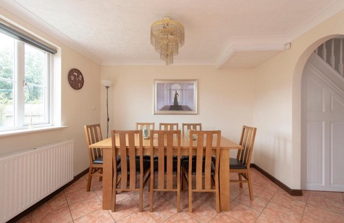Thamesmead East Apartment | Family-Friendly 5 Bed Town House Perfect for Groups