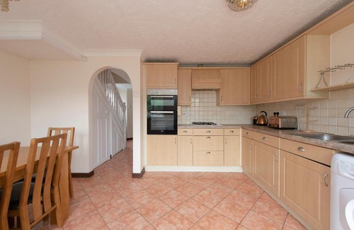 Thamesmead East Apartment | Family-Friendly 5 Bed Town House Perfect for Groups