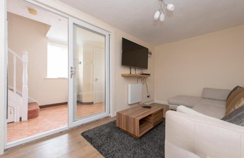 Thamesmead East Apartment | Family-Friendly 5 Bed Town House Perfect for Groups