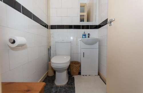 The Westside House | BrumStay UK: 5-Bed Townhouse with Garden & Pet-Friendly