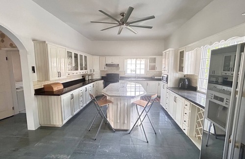 Runaway Bay Villa | Family-Friendly 5-Bed Villa with Pool in Runaway Bay