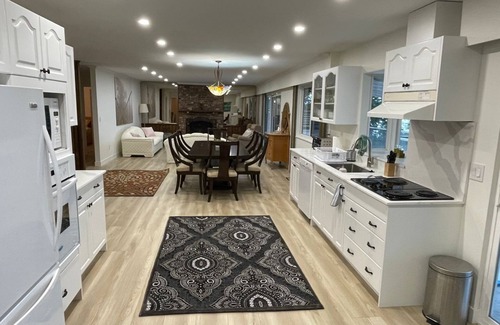 Lions Bay House | 5-Bedroom 4-Bathroom full house, "Breathtaking Views"