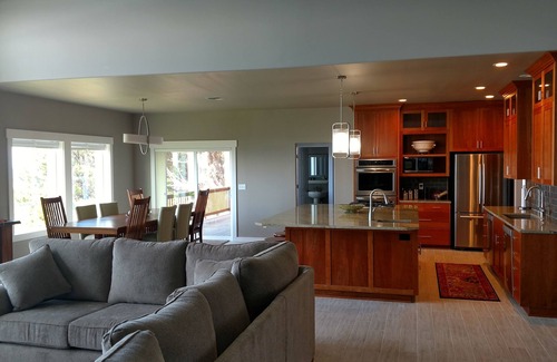 South Beach House | New Build with Ocean Views & 10/10 Guest Rating