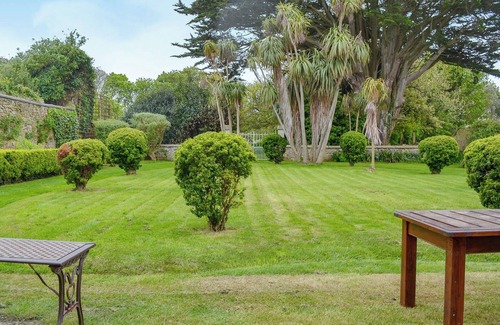Saint Erth Praze Cottage | Ideal 5-Bedroom Retreat in St Erth with Ocean View