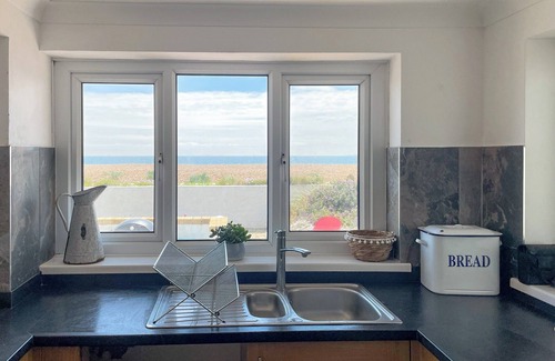 South Hayling Cottage | Spacious 5 Bedroom Retreat in Hayling Island for You