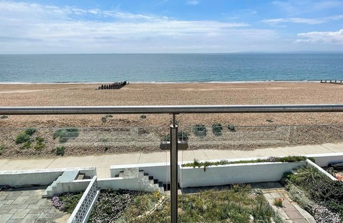 South Hayling Cottage | Spacious 5 Bedroom Retreat in Hayling Island for You