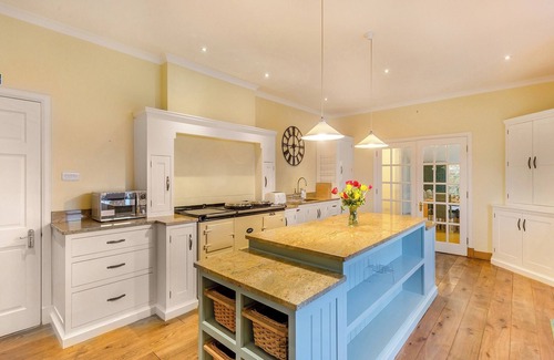 East Lewiston Cottage | Elevated Lodge with Lake Views Near Loch Ness