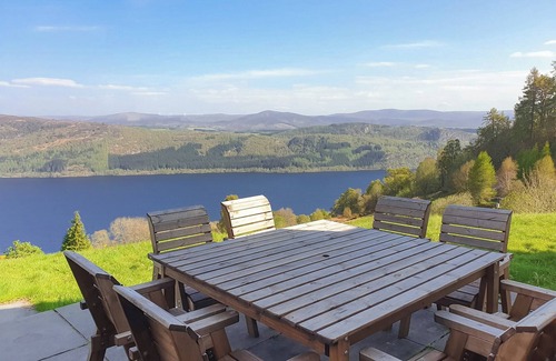 East Lewiston Cottage | Elevated Lodge with Lake Views Near Loch Ness
