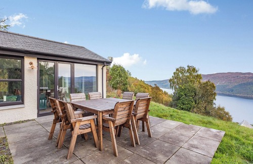 East Lewiston Cottage | Elevated Lodge with Lake Views Near Loch Ness