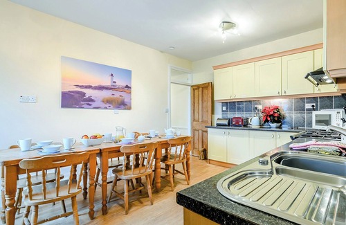 Sea Palling Cottage | Family-Friendly Retreat Steps from the Beach with Ocean Views