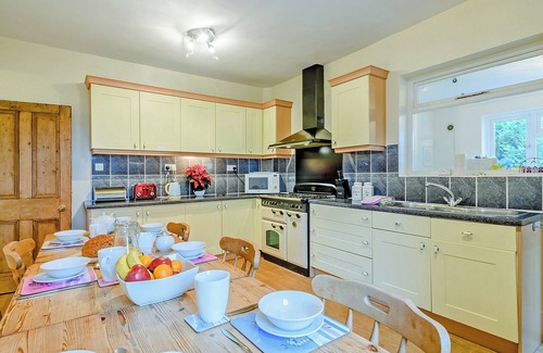 Sea Palling Cottage | Family-Friendly Retreat Steps from the Beach with Ocean Views