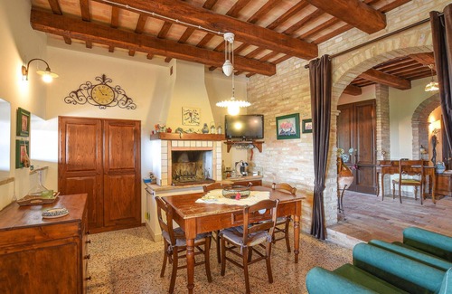 Corridonia House | Spacious 5 Bedroom Accommodation with Pool in Corridonia