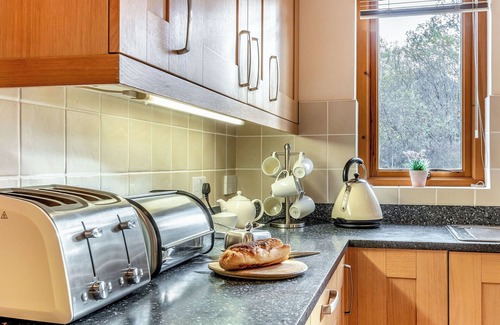 Stronmilchan Cottage | Comfortable 5-Bedroom Retreat in Dalmally by Lake
