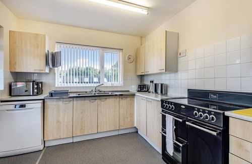 Tunstall Cottage | Explore 5 Bedroom Stay at Heritage Marina Near Congleton