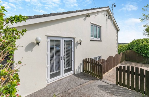 Mabe Cottage | Spacious 5-Bedroom Retreat with Spa and Hot Tub in Helston