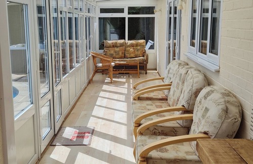 Aylsham Cottage | Relaxing 5-Bedroom Retreat with Pool and Lake Views in Aylsham