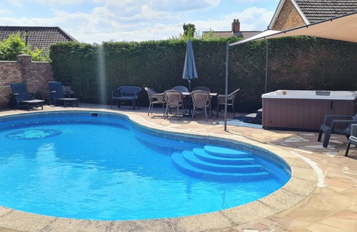 Aylsham Cottage | Relaxing 5-Bedroom Retreat with Pool and Lake Views in Aylsham