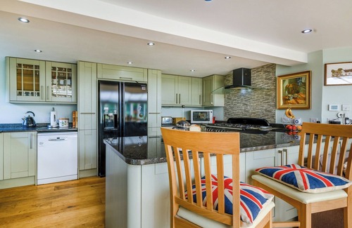 Irstead Cottage | Spacious 5-Bedroom Retreat with Spa & Lake Views in Ludham