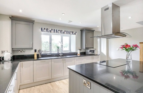 Meifod Cottage | Spacious 5-Bedroom Getaway with Lake Views in Meifod