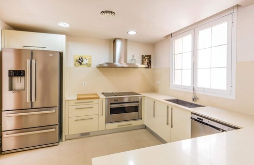 Cabrils House | Spacious 5-Bedroom Getaway with Ocean View in Cabrils