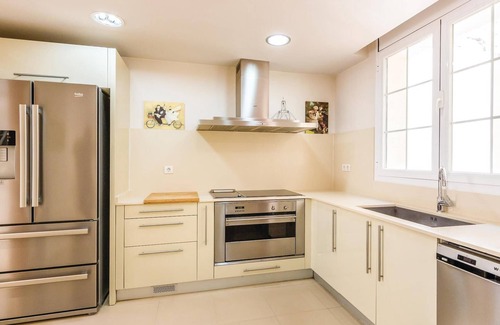 Cabrils House | Spacious 5-Bedroom Getaway with Ocean View in Cabrils