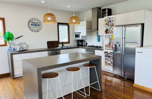 Swansea Heads House | 5 bedroom Beach house - 13m pool & Lake at back door - sleeps 13