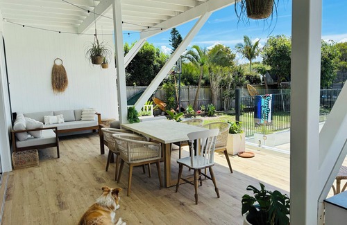 Swansea Heads House | 5 bedroom Beach house - 13m pool & Lake at back door - sleeps 13