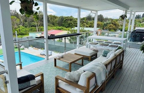 Swansea Heads House | 5 bedroom Beach house - 13m pool & Lake at back door - sleeps 13