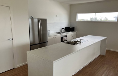 Warrenben House | New 5-Bedroom Beachside House with Ocean Views in Marion Bay