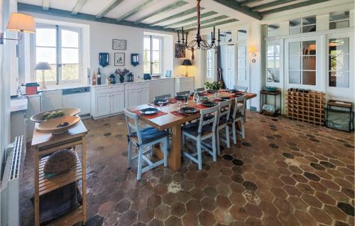Ouveillan House | Family-Friendly 5 Bedroom Home with Pool in Ouveillan