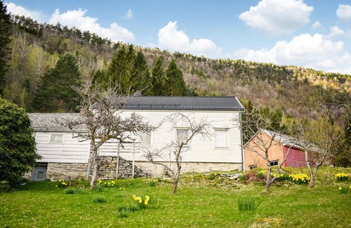 Brekke House | Charming Cottage with Fjord View and Family-Friendly Amenities