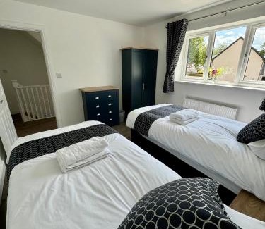 Grimsby Villa | Family-Friendly 5-Bedroom Cottage in New Waltham, Grimsby