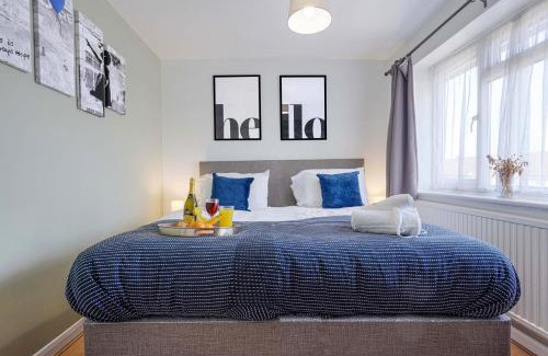 Knowle Sands House | Spacious 5 Bedroom House Near City Centre with Garden