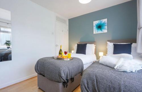 Knowle Sands House | Spacious 5 Bedroom House Near City Centre with Garden
