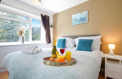 Knowle Sands House | Spacious 5 Bedroom House Near City Centre with Garden