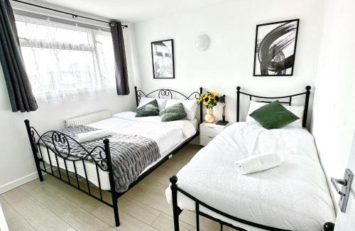 Bicester House | Spacious 5-Bedroom House with Free Parking Near Bicester