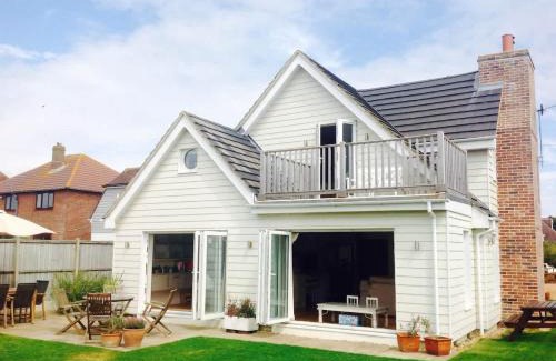 East Wittering House | 5 Bedroom Family Friendly Beach House - a skip to the water!