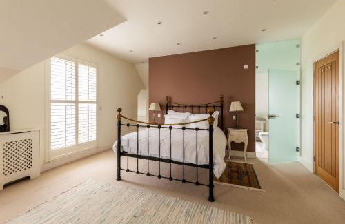 East Wittering House | 5 Bedroom Family Friendly Beach House - a skip to the water!